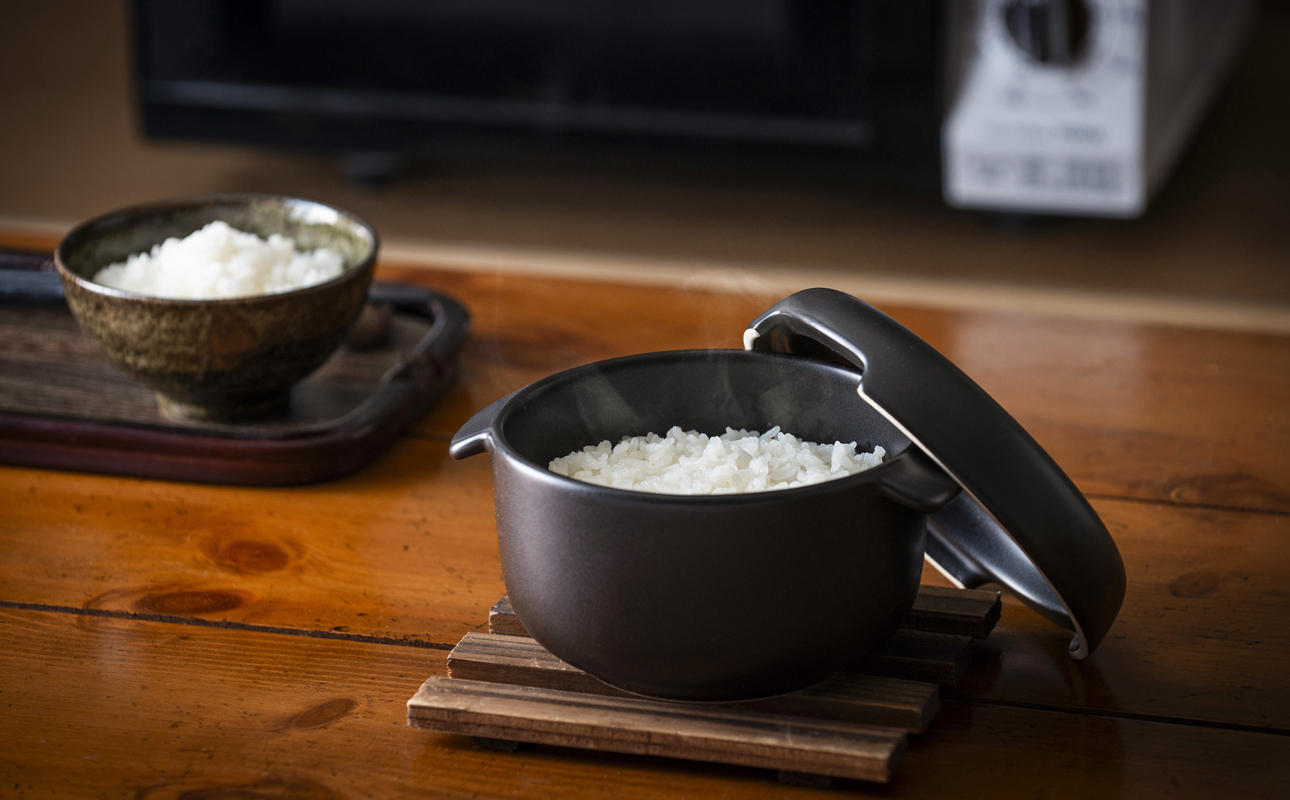 【萬古焼(ばんこやき)】Handmade土鍋 弥生陶園　職人が一つ一つ丁寧に成形し焼き上げる、こだわりのおひつ　土鍋の国内生産80％のシェアを誇る伝統の萬古焼　TS-402　丸おひつ1合（黒釉）レンジ