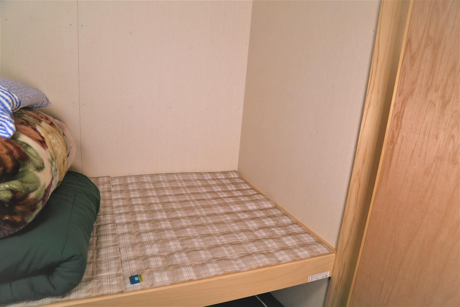 
            押し入れ・布団用除湿シート 90-60cm(300g入)×６枚組
          