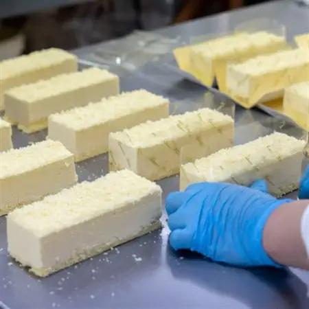 【毎月定期便】クランツ国誉店の濃厚チーズケーキ 200g×1本全4回_北海道 釧路町の老舗洋菓子店 クランツ国誉店 お菓子 人気 スイーツ ケーキ 冷蔵 プレゼント デザート 菓子 贈答用 贈答品 ギ