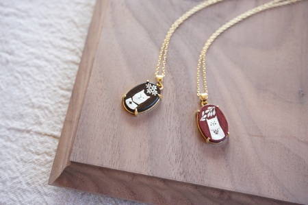 ちょっとおすましな犬と猫のインレイネックレス 岩手県 北上市 夢工房 D0540  ペンダント 無垢材 黒檀 パープルハート 贈り物 プレゼント 岩手県 北上市 夢工房 D0540 かわいい 犬 猫 