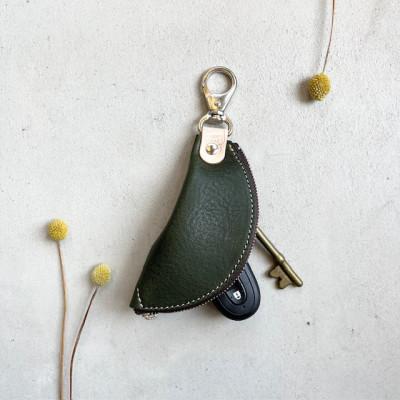 ふるさと納税 京丹後市 本革 【バナナキーケース】牛革(ヌメ)グリーン 全長180mm 革小物職人が作るキーケース |  | 01