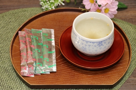 【 コクのある味わい 】 調味料にもなる 昆布茶 梅昆布茶 各１２５本 昆布