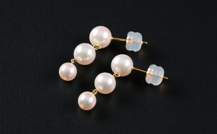 【鑑定書付き】上品に揺れて可愛い3連♪4.5-6.0mm アコヤ真珠ピアス（ケース付き） / 佐賀県 / 株式会社美穂野 [41AAAA022]