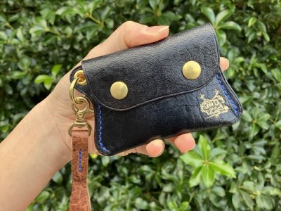 鹿革の小銭入れ ストラップ付【ロゴ入り 紺】【R00686】