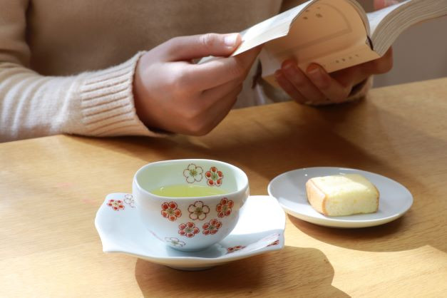 いろえ工房らしい繊細な筆づかいと、鮮やかな色づかいで、紅白梅の文様を湯のみ・茶托の両方に描いています。