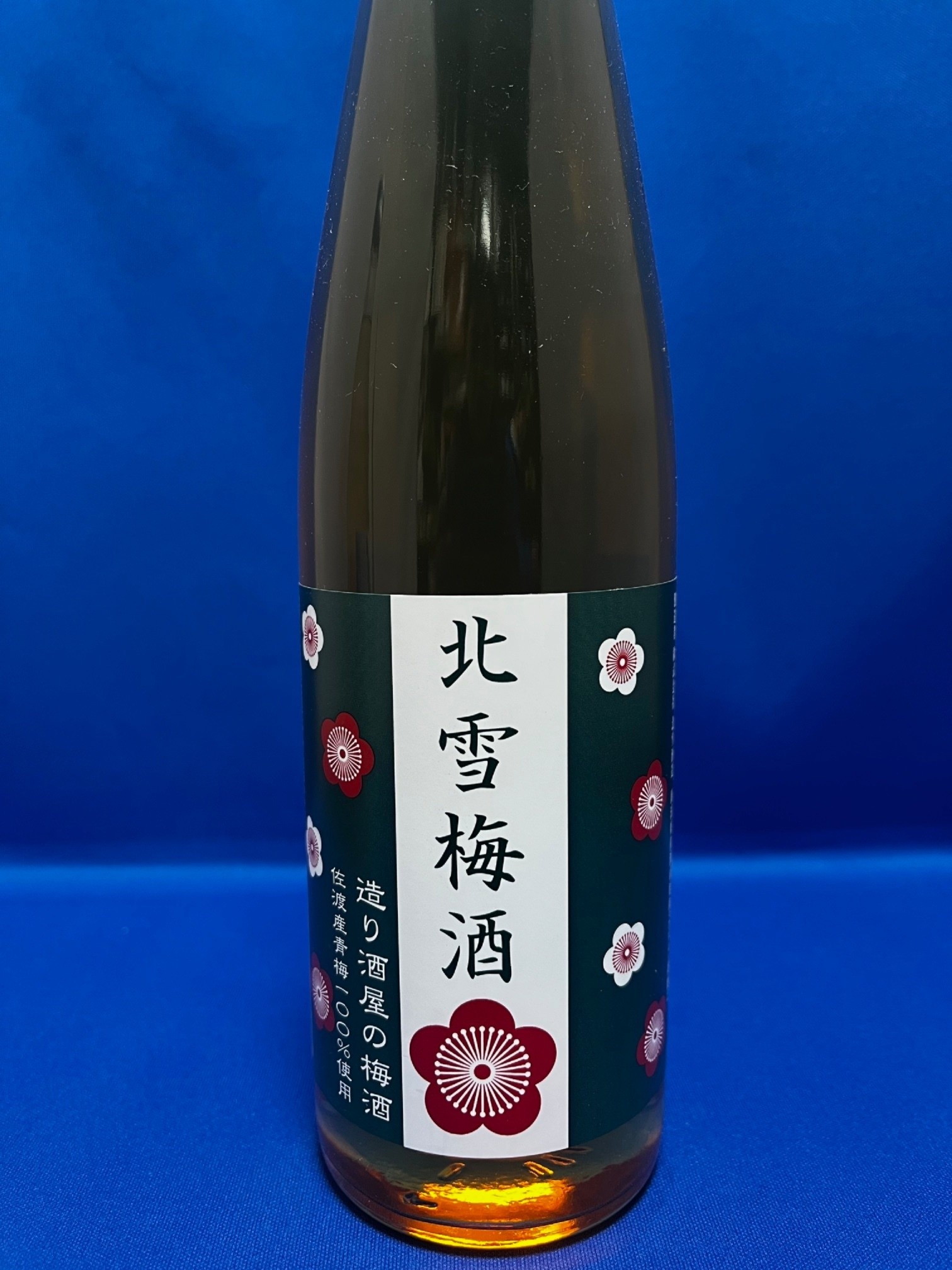大粒の青梅だけを、自分の蔵の酒に漬け込む