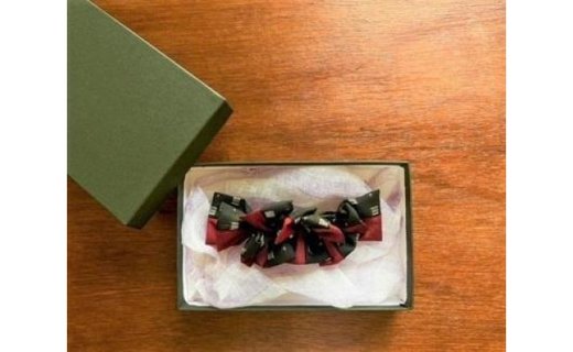 【数量限定】大島紬ひらひらバレッタ瑠璃カケス レッド【世界自然遺産 登録記念】 バレッタ 大島紬 瑠璃カケス ギフトBOX入り 絹 シルク 髪留め ヘアアクセサリー ファッション 可愛い かわいい お