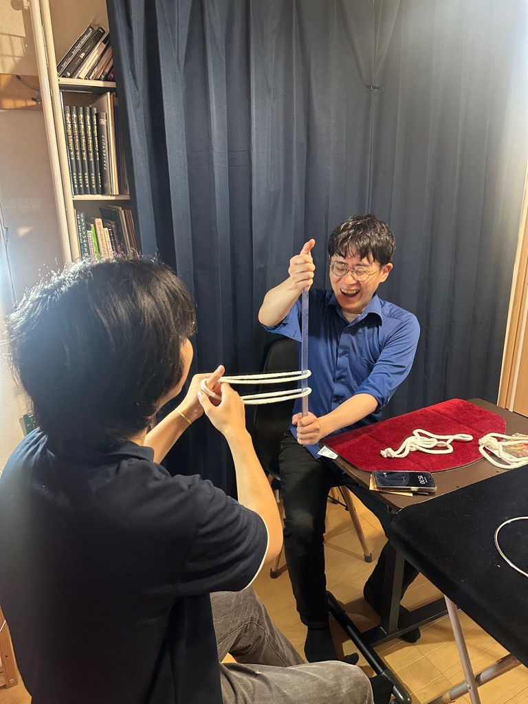 
                  マジックの日本チャンピオンによるマジック教室
                