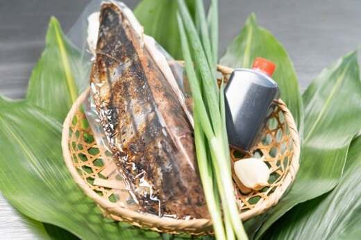 【初鰹・戻り鰹 食べ比べ定期便】 先行予約 R8 4月・10月 お届け 一本釣り地鰹の藁焼きタタキ ( 生 ) 3～4人前 冷蔵 高知 久礼 ど久礼もん かつおのたたき わら焼き 薬味 タレ付き  日