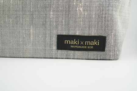 【makixmaki】高級ゴールデンシルクハンドバッグ（フェアトレード） シルバー 0137-002-S06-2