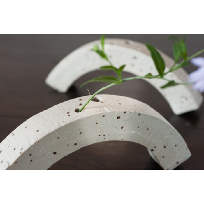 花器 アーチ 白 【一輪挿し 手作り 陶器 オブジェ インテリア 癒し 贈り物】(H038126)