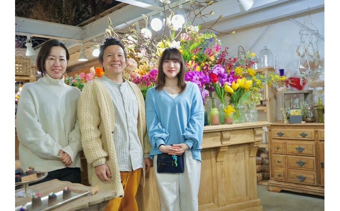 【12回定期便】季節の生花カラーバスケットフラワーM / お花 フラワー カラーバスケット アレンジ 映える リビング 装飾 作家もの カゴ 定期便 人気 季節の生花 収納バスケット ハイセンス ギフ