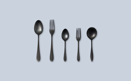 96【KURO】黒染めカトラリーつやつやセット ステンレスカトラリー 一点物の風合い カトラリー スプーン大 フォーク大 スプーン小 フォーク小 スープスプーン 燕三条製カトラリーセット 黒染めカトラ