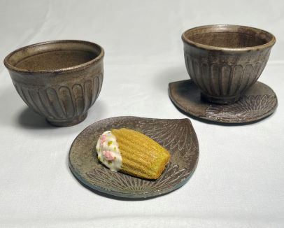 
                  D009-26 粉引鎬フリーカップ2個と雫小皿2枚のセット
                