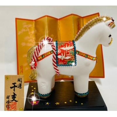 ふるさと納税 中間市 2026年干支丙午金運白馬くらくら(屏風、台座、木札付き)1点 |  | 03