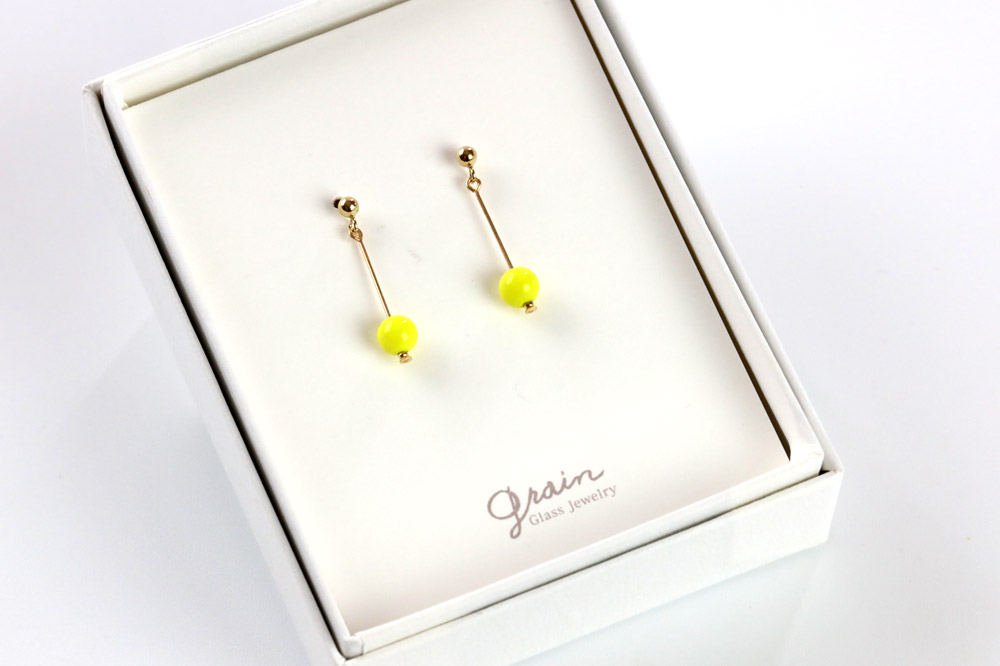 一粒ピアス 【ブライトアシッドイエロー】ガラスジュエリー Glass Jewelry grain アクセサリー 秋田