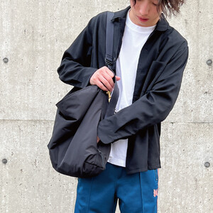 【無駄のないシンプルさ】大判ショルダーバッグ　UKIE　Super water repellent｜人気バッグ おすすめトート［ 無駄のないシンプル 大判ショルダーバッグ UKIE Super wat