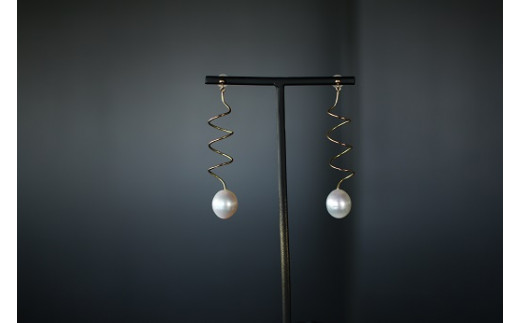 423 白蝶真珠オーバルナチュラル18金コイルデザインピアス　真珠 K18 ジュエリー ピアス パール 南洋真珠 18金