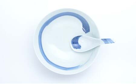 AA18-69 有田焼 究極のラーメン鉢 呉須刷毛（レンゲ付）白磁 究極のフォルム 軽量化 持ちやすい 洗いやすい まるぶん