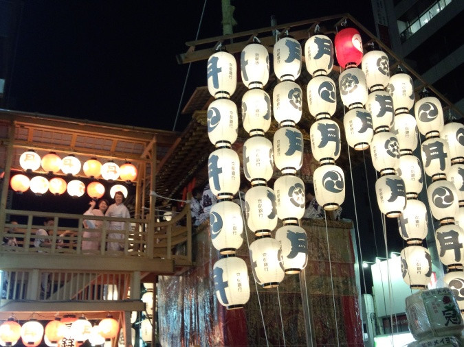 
高僧の揮毫色紙プラス祇園祭山鉾搭乗体験・前祭（7/14～16）　※寄附金は文化財保護に使途を限定しています。
