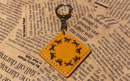 馬九いくキーホルダー / 競馬 馬 本革 牛革 革小物 レザー ファッション 小物 ハンドメイド キーホルダー グッズ 標識 / 栗東市 / 株式会社ブルズエフ[BIAU596]