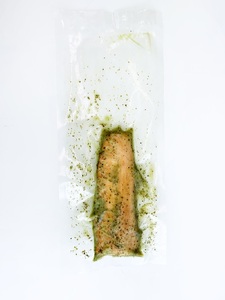 炙りサーモンバジルオリーブ125g×6本 (a15-639)