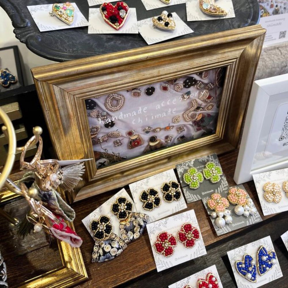 ビーズ 刺繍 お花 ピアス イヤリング ジュエリー アクセサリー chiimade：イヤリング　赤