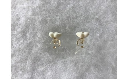 桜ドロップ イヤリング(白珊瑚 / バネ式 / ゴールド) | 珊瑚 白珊瑚 サンゴ さんご 白サンゴ イヤリング ゴールド 金具 バネ式 アクセサリー 高知県 南国市