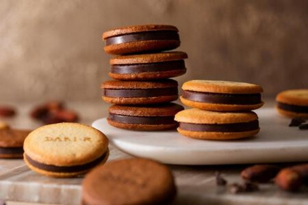 【高島屋選定品】＜dari K(ダリケー）＞カカオサンドクッキー2種食べ比べセット(ダーク・ミルク)［ 京都 チョコレート カカオを通して世界を変える 人気 おすすめ ギフト プレゼント 贈答 お取り