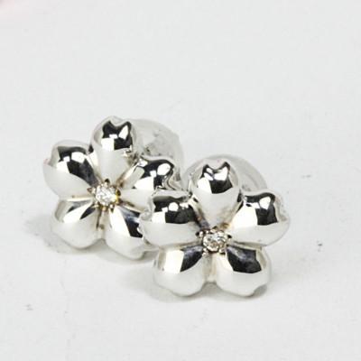 ふるさと納税 桜川市 ふっくら山桜のダイヤモンドピアス ホワイトゴールドバージョン |  | 01