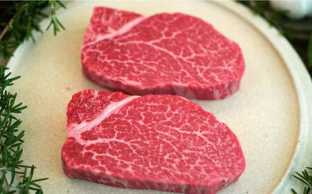 ＜牧場直送＞【全3回定期便】ステーキセット！佐賀牛ヒレステーキ150gと赤身ステーキ300g 計1.35kg / 佐賀牛 牛肉 ステーキ 焼肉 ギフト 記念日 贈答 定期便 / 佐賀県 / 有限会社佐