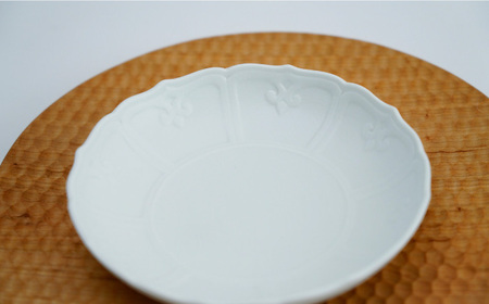 【有田焼】白マット輪花桔梗渕浅小鉢2個セット 約15cm 小鉢 / 佐賀県 / 株式会社深海三龍堂 [41APAD009]