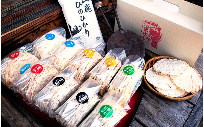 【3回定期便】【こだわり抜いた厳選素材】米せんべい（えび味、のり味、元祖塩味、玄米塩味、黒米塩味）& ヒノヒカリ のセット 【せんべい工房】 [ZBQ006]