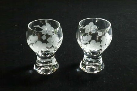 桜 台付酒グラス(2個入)【お酒 グラス 桜 クリスタル ギフト 御祝 記念日 桐箱入り】 E5-F024031