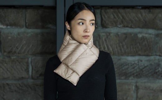 ＜UNISEX＞ 北海道ダウン ： RETAR NUY ／ レタールヌイ ［KOKARI ／ コカリ］ DOWN MUFFLER ［LATTE］ 【2025年11月下旬より発送開始】 ダウンマフラー マフラー ダウン ショートマフラー 男女兼用 ユニセックス 北海道 小樽市