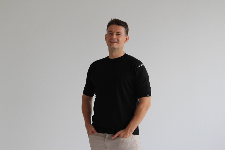 究極の贅沢シルク100%洗えるメンズ半袖Vガゼットデザインクルーネックニットウェア ブラックLサイズ メンズ 新潟県 五泉市 有限会社アスリート