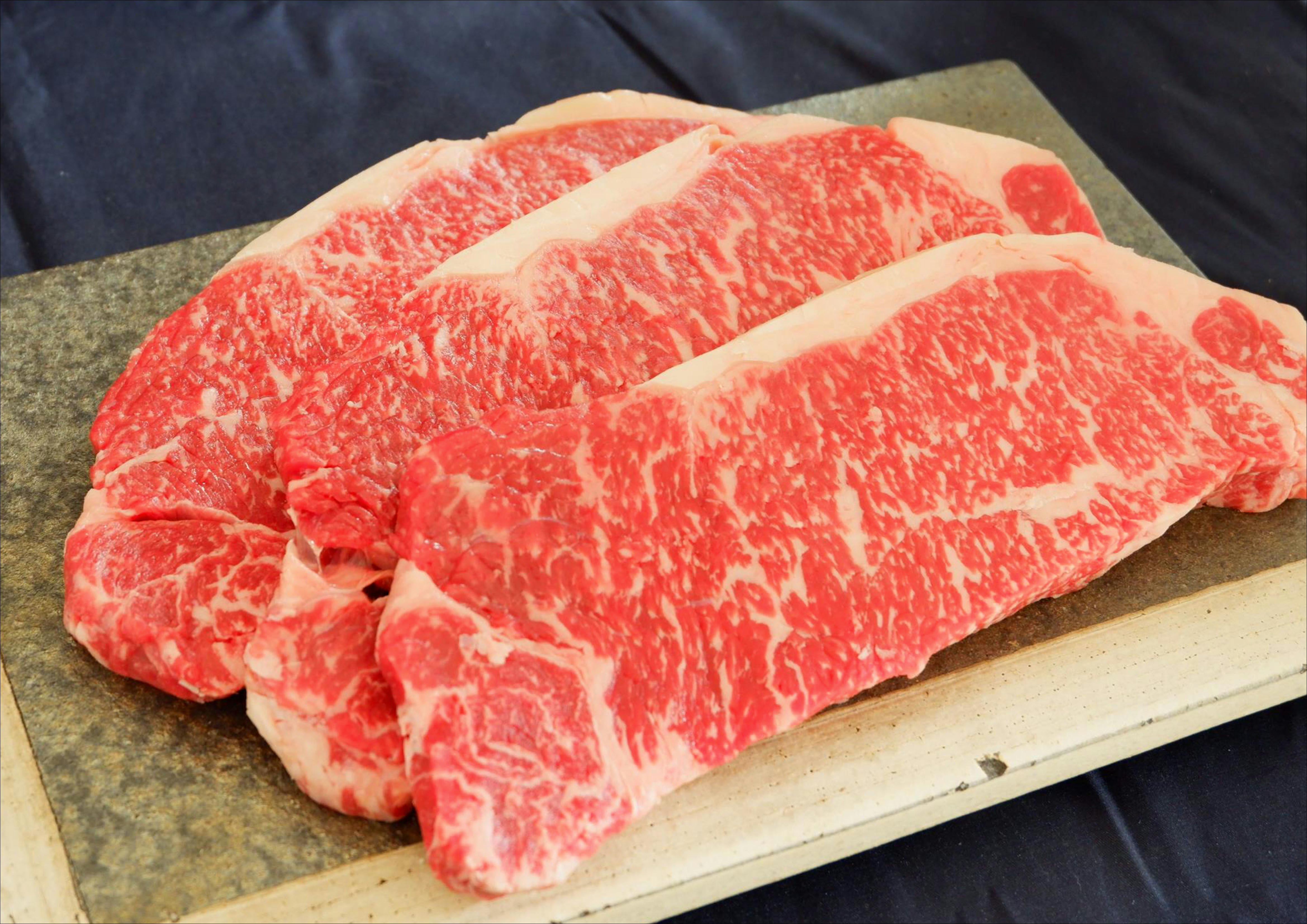 
            あか牛 ロースステーキ 計600g 200g×3枚 和牛 牛肉 牛 お肉 肉 ロース ステーキ
          