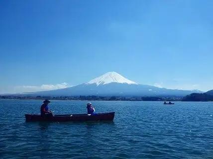 雄大な富士山をバックにカナディアンカヌーで湖を満喫！