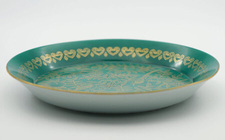 【有田焼】緑巻金彩桃絵 リム付6.5寸フラット皿 / 佐賀県 / 株式会社深海三龍堂[41APAD041]