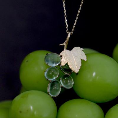 ふるさと納税 山梨市 K18ぶどう石(プレナイト)「シャインマスカット」ペンダント【45cm】 |  | 01