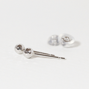 プラチナ　3mm　ミラーボールピアス