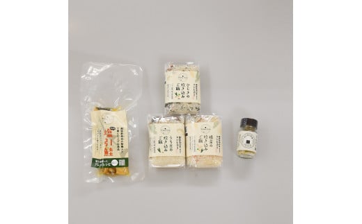 キャンプ 防災 お米 キャンプ飯 3種類 塩引き 鮭 1切 おにぎり 塩 11g 非常食 無洗米 米 こしひかり 炊き込み ご飯 アウトドア 新潟県産 コシヒカリ 国産 こめ コメ お米 ひじき 根菜 うち豆 サケ さけ シャケ にんにく塩 フリーズドライ アルファ米 レトルト 保存食 備蓄 食 おうち キャンプ ハッピーキャンプ 三ツ星 食べきり サイズ 時短 関川産業 新潟県 新発田市