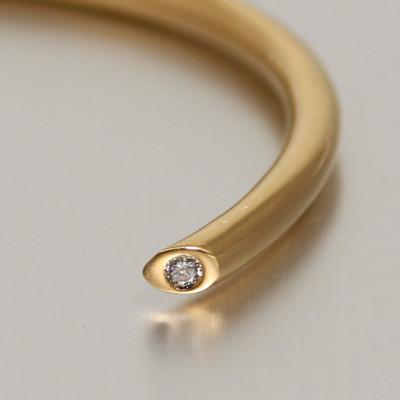 ふるさと納税 大津市 【K18イエローゴールドバングル】ダイヤモンド2粒が輝く上品で美しいバングル 遊びある大人アクセサリ |  | 02