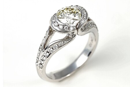 【一点もの】ベリーライトイエローダイヤモンド（1.047ct）K18WGリング　R67　K05098-H