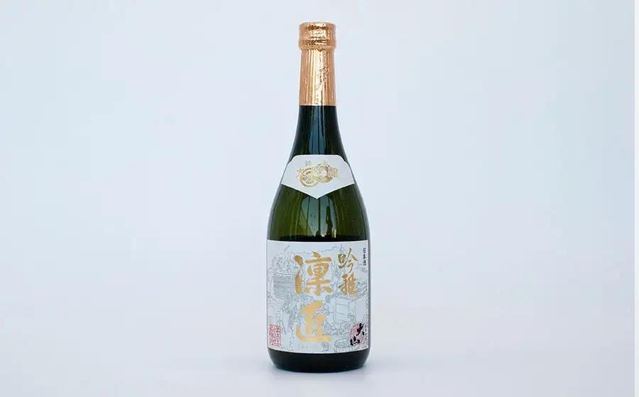 蔵自慢の日本酒　大山　大吟醸＆純米大吟醸　２本セット　（720ml × 2本）　山形県鶴岡市　山形県酒類卸株式会社　K-8102　| 酒 お酒 地酒 さけ 大吟醸酒 純米大吟醸酒 贈り物 贈答 お礼 
