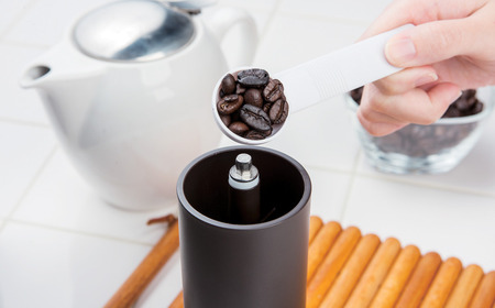 コーヒーミル【pure】と焙煎コーヒー豆200g（ブラジル：プレミアムショコラ） 手動 手挽き コンパクト 珈琲ミル 珈琲 コーヒー 登山 調理器具 キャンプ用品 アウトドア用品 ソロキャンプ 燕三条