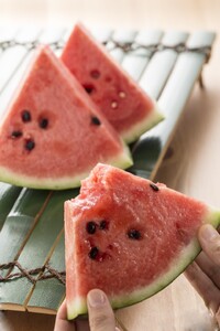 スイカ 約8kg 萩・夏の銘品 相島 西瓜 秀品 大玉すいか フルーツ 果物 果物類 贈答品 ギフト｜HG000399