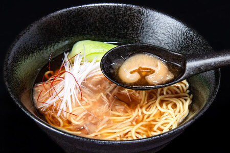 ふかひれラーメンセット 醤油 ・ 塩 各2食 セット [石渡商店 宮城県 気仙沼市 20563418]