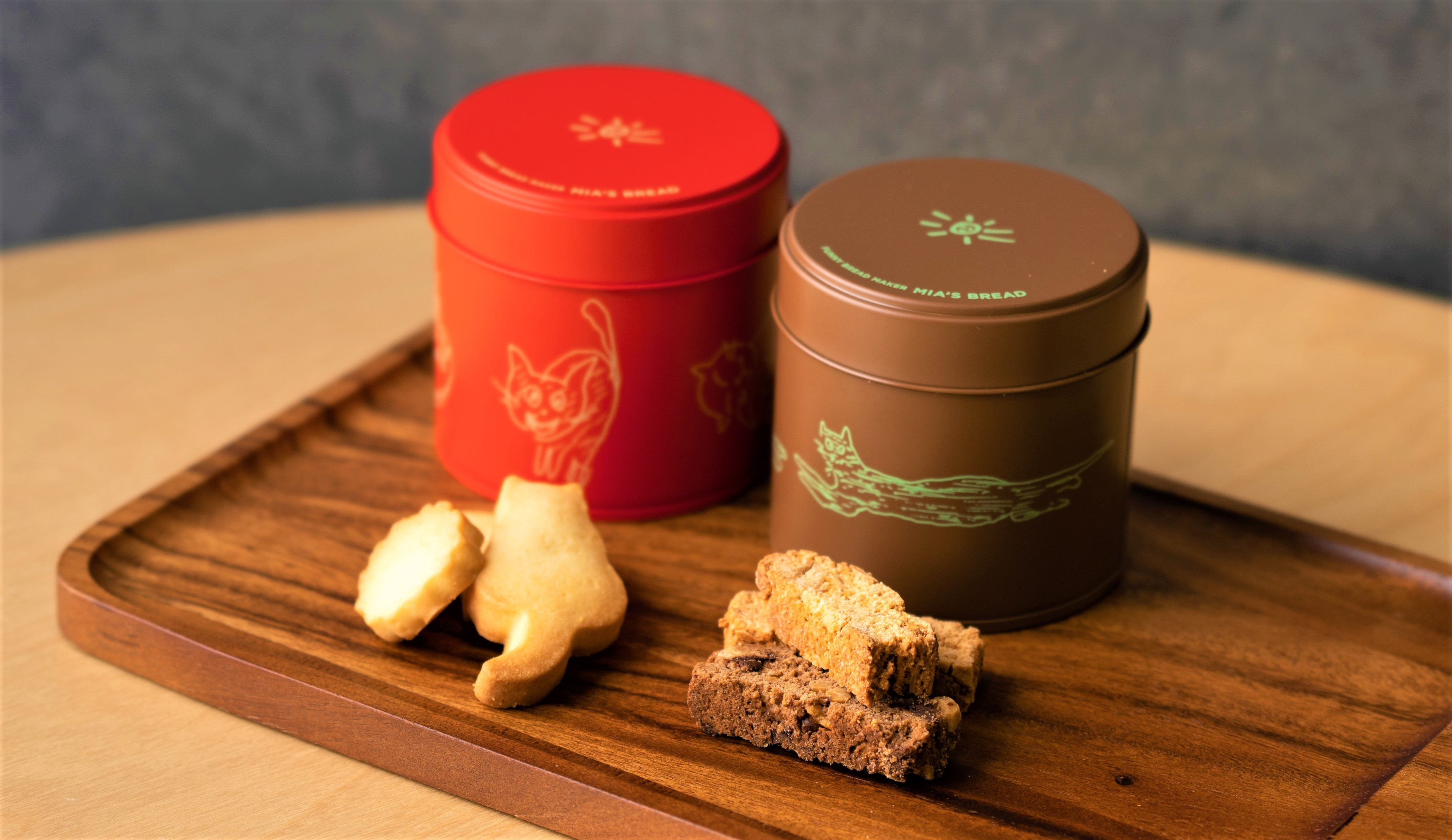 
                  Mia's Bread ミアズブレッドのクッキー缶セット（猫のイラストの特別缶とギフトBOX）I-232
                