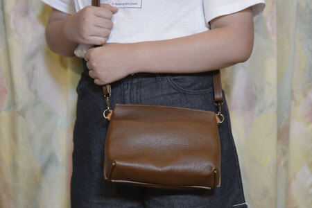 益子の革工房maharoのショルダーポーチ　ワイド（S）キャメルブラウン｜栃木県 益子町 ふるさと納税 ショルダーポーチ ワイド 牛革 手作り（AX108-1）